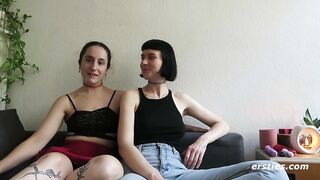 Ersties - Berliner Modedesignerinnen Katie A und Delfine lecken und fingern sich gegenseitig